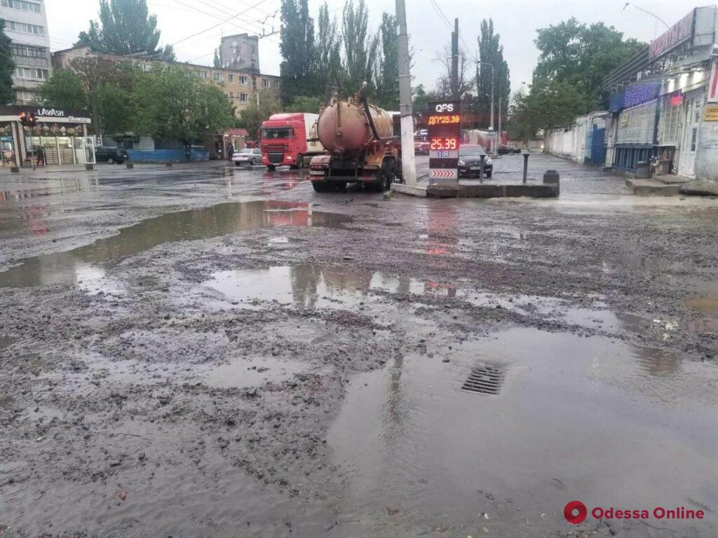 Одесские коммунальщики ликвидируют последствия затяжного дождя
