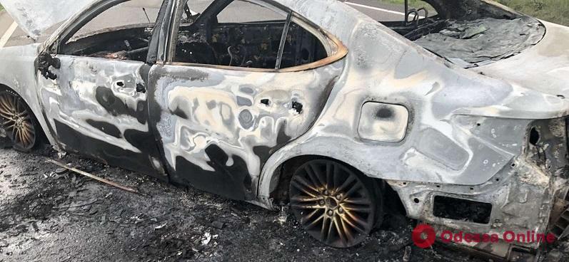 На трассе Одесса-Рени Lexus влетел в отбойник и загорелся (фото, видео)