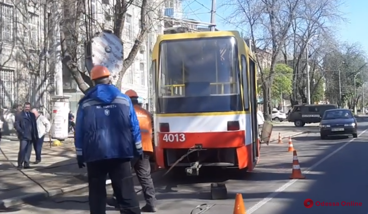 В Одессе на улице Леонтовича сошел с рельсов трамвай №28 (обновлено)