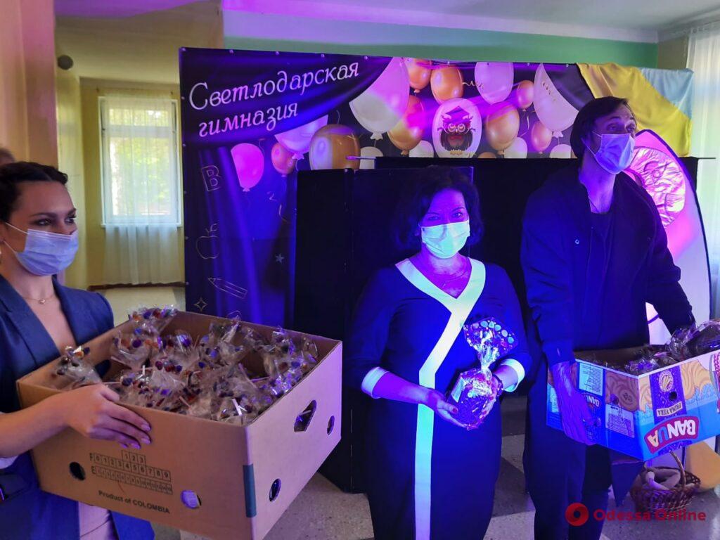 Больше чем благотворительность: «АТБ» передала три тысячи пасхальных подарков детям из «серой» зоны Донбасса