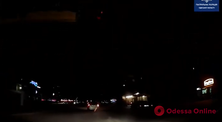 На поселке Котовского пьяный «шумахер» уходил от погони и протаранил девять машин (видео)