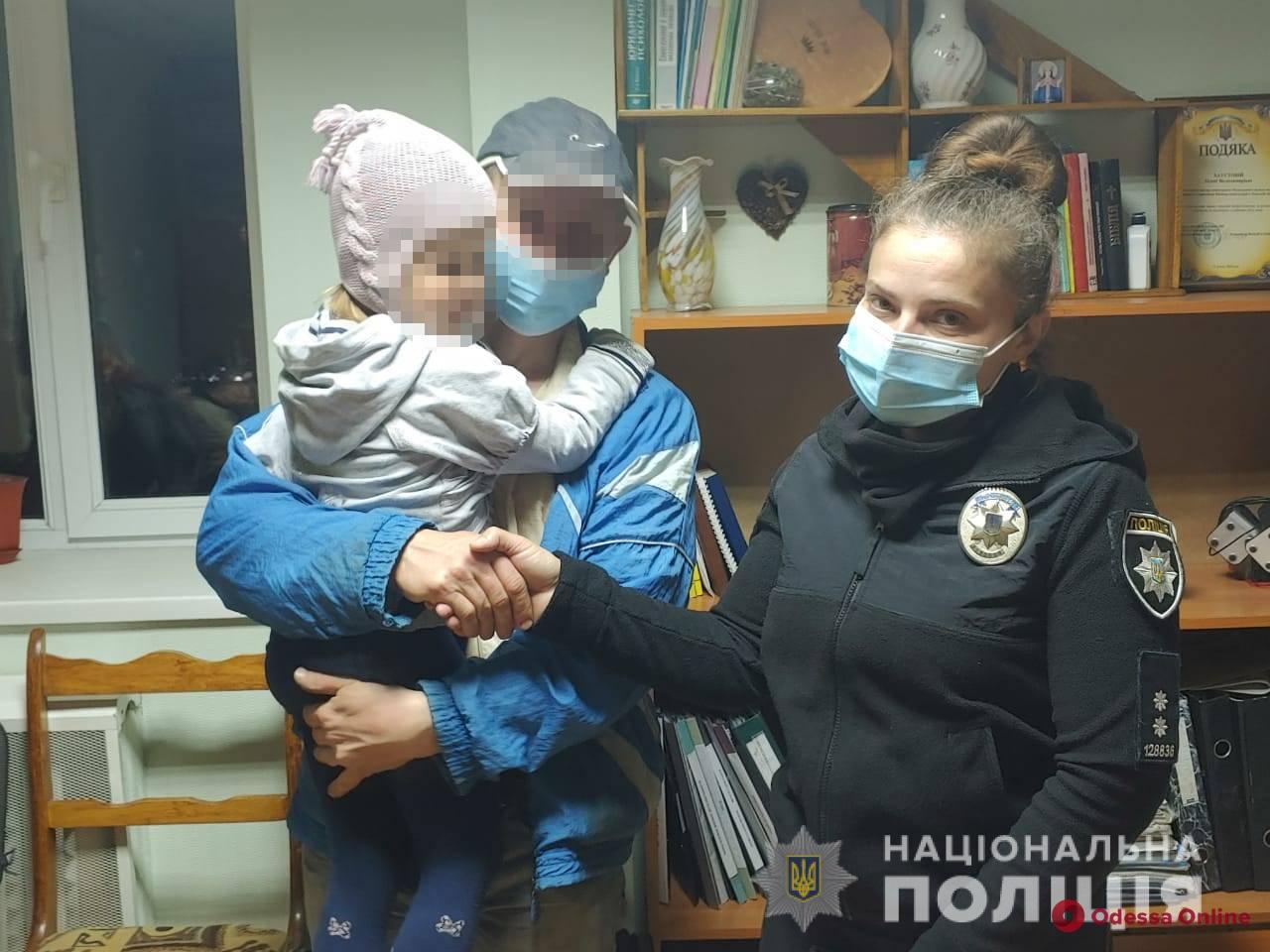 В Подольске полицейские вернули родителям потерявшуюся 4-летнюю девочку
