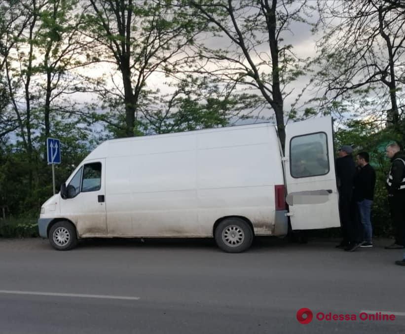 Спрятал тысячу литров спирта под соломой: в Одесской области поймали нелегального перевозчика