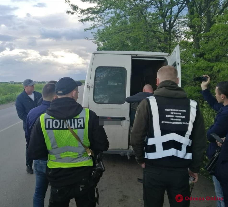 Спрятал тысячу литров спирта под соломой: в Одесской области поймали нелегального перевозчика