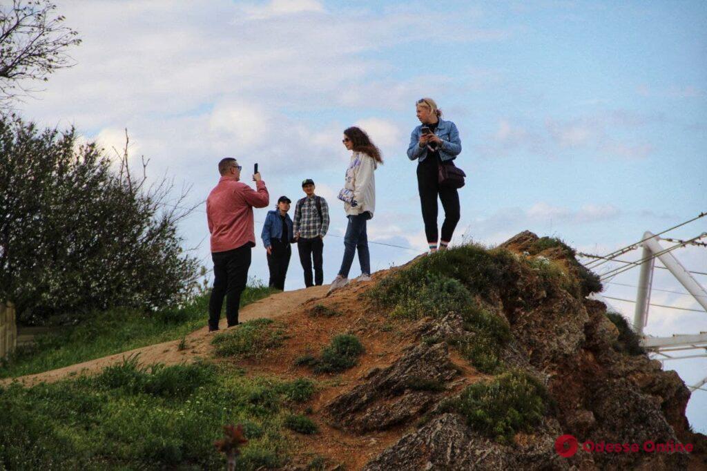 Майские выходные в Одессе: горожане отдыхают у моря (фоторепортаж)