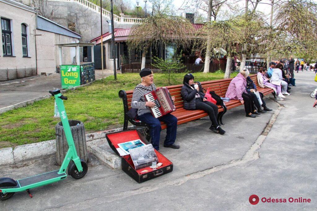 Майские выходные в Одессе: горожане отдыхают у моря (фоторепортаж)