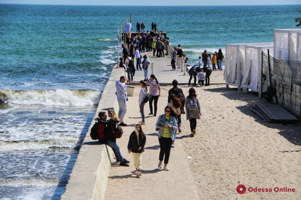 Майские выходные в Одессе: горожане отдыхают у моря (фоторепортаж)