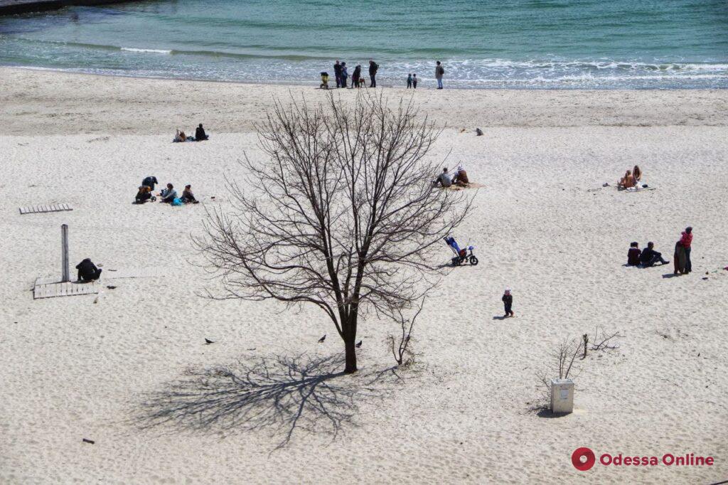 Майские выходные в Одессе: горожане отдыхают у моря (фоторепортаж)