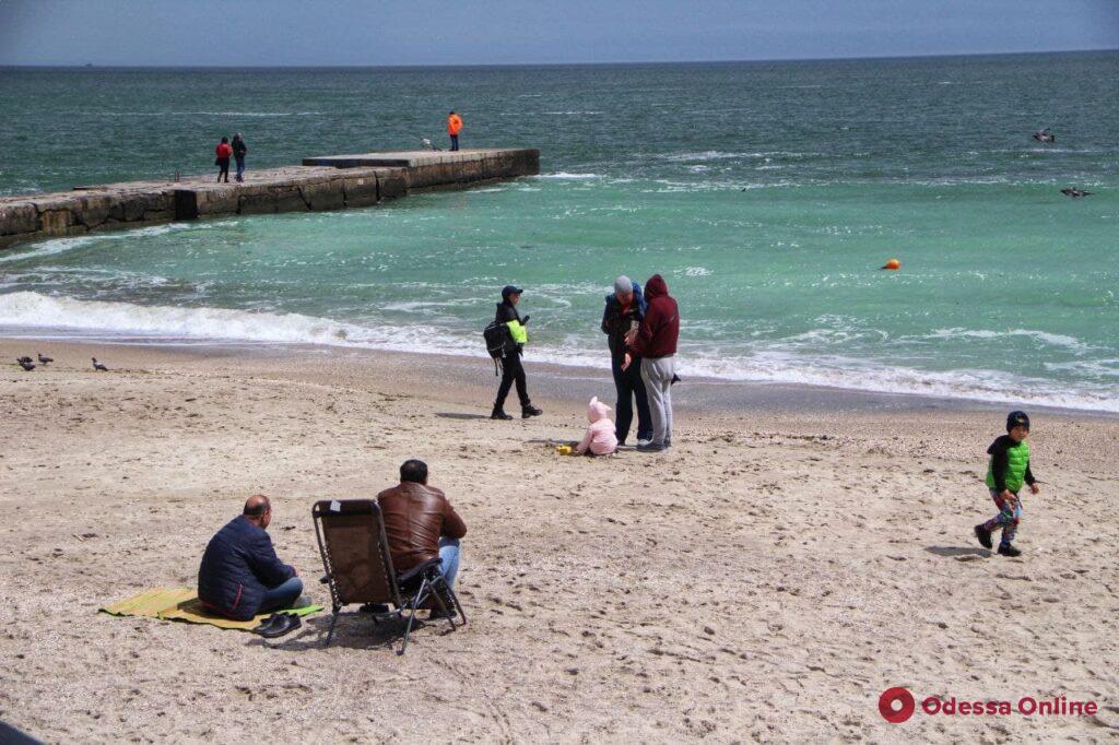 Майские выходные в Одессе: горожане отдыхают у моря (фоторепортаж)