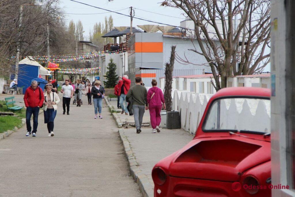 Майские выходные в Одессе: горожане отдыхают у моря (фоторепортаж)