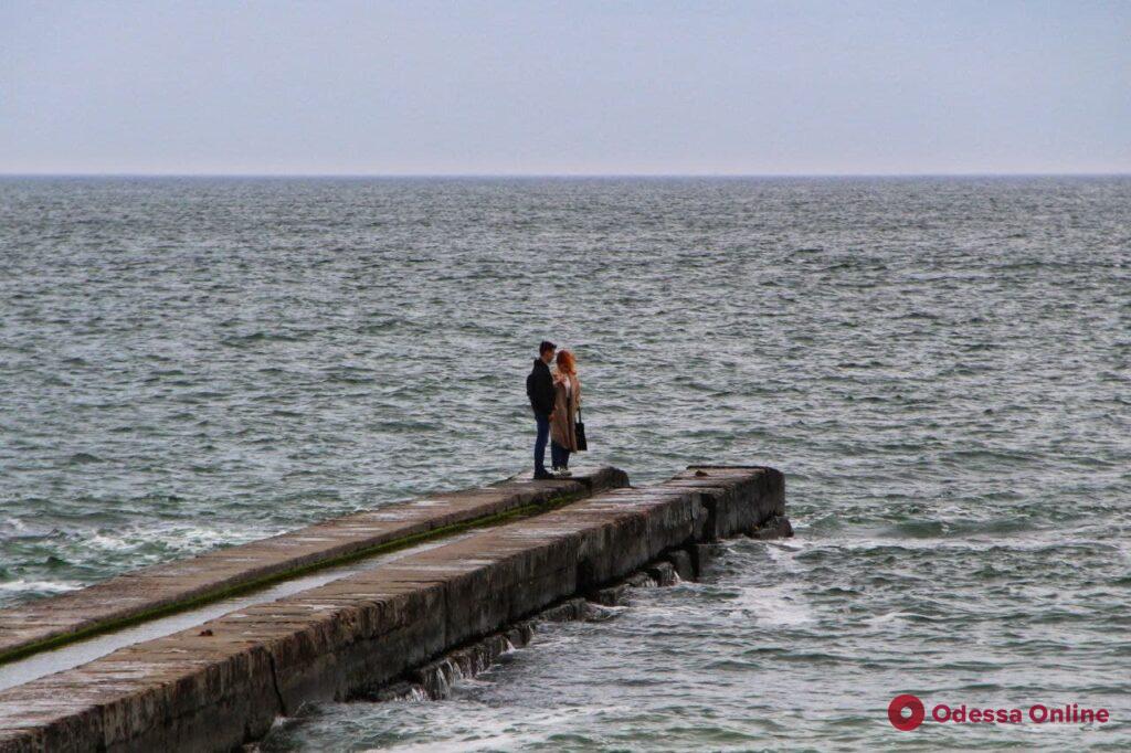 Майские выходные в Одессе: горожане отдыхают у моря (фоторепортаж)