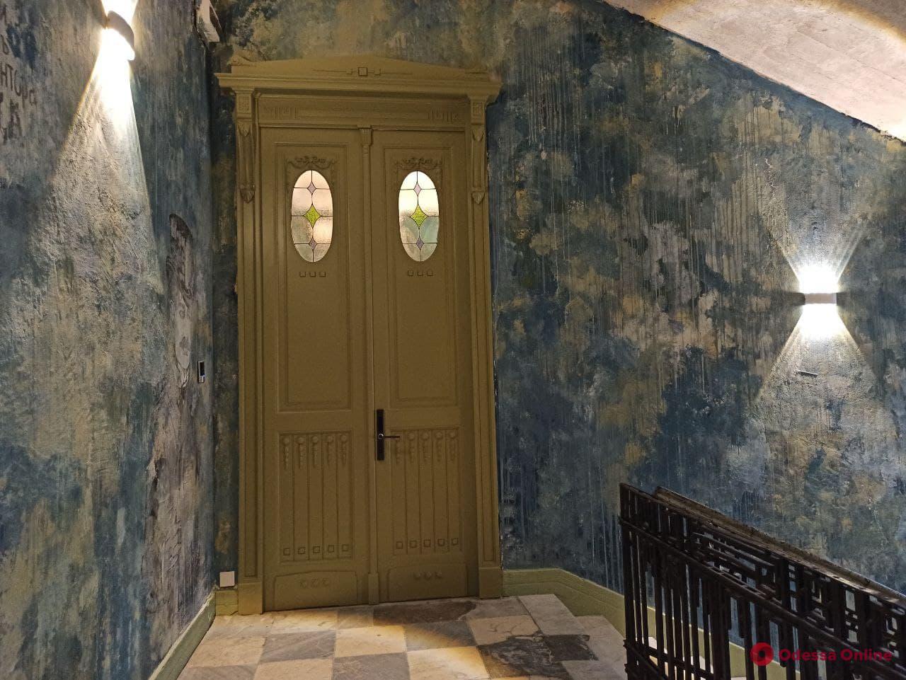 В доме-памятнике архитектуры на Дерибасовской отреставрировали старинную дверь