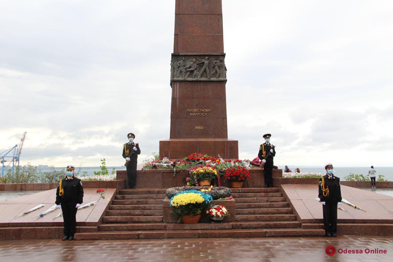 День памяти и примирения: в Одессе к памятнику Неизвестному матросу возложили цветы и провели молебен (фото)