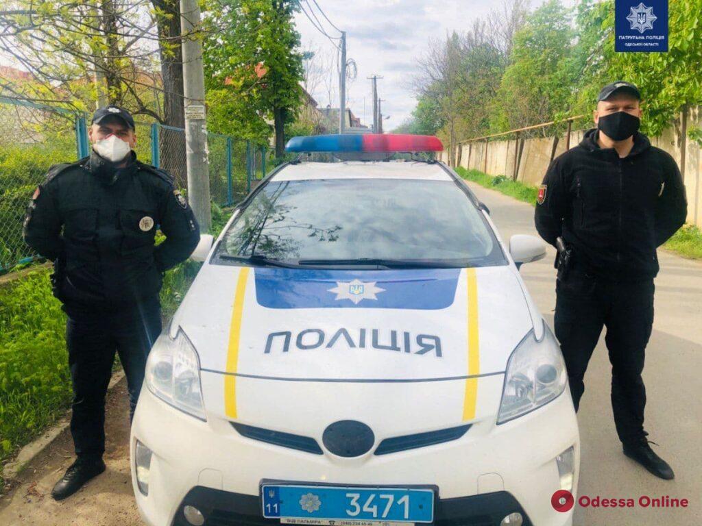 Одесские патрульные оперативно доставили в больницу травмированную 4-летнюю девочку