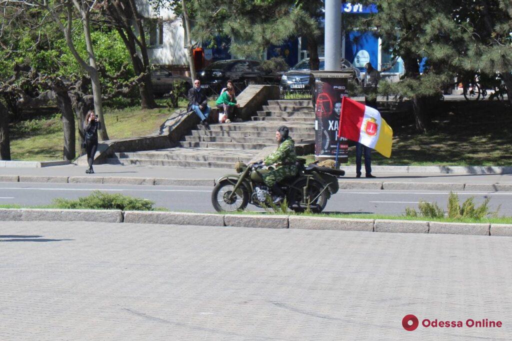 Одесситы возложили цветы к стеле «Крылья Победы» (фото, видео)