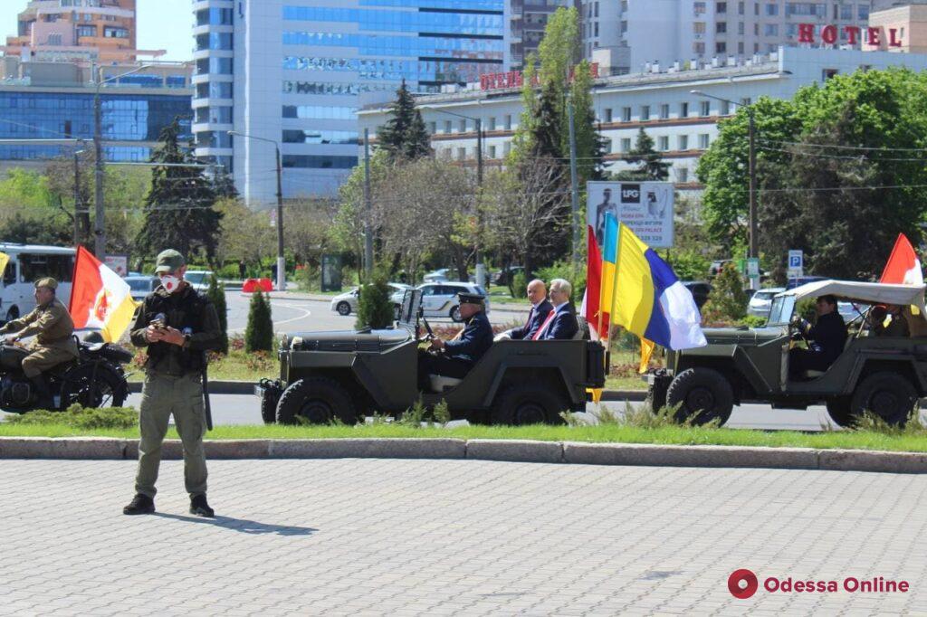 Одесситы возложили цветы к стеле «Крылья Победы» (фото, видео)