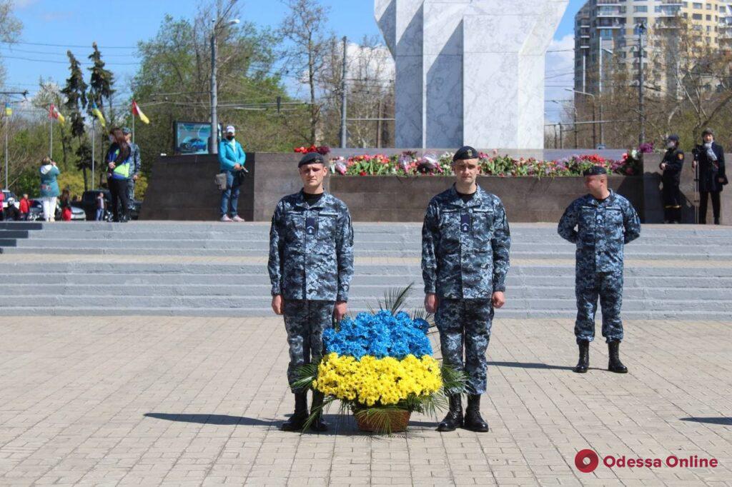 Одесситы возложили цветы к стеле «Крылья Победы» (фото, видео)