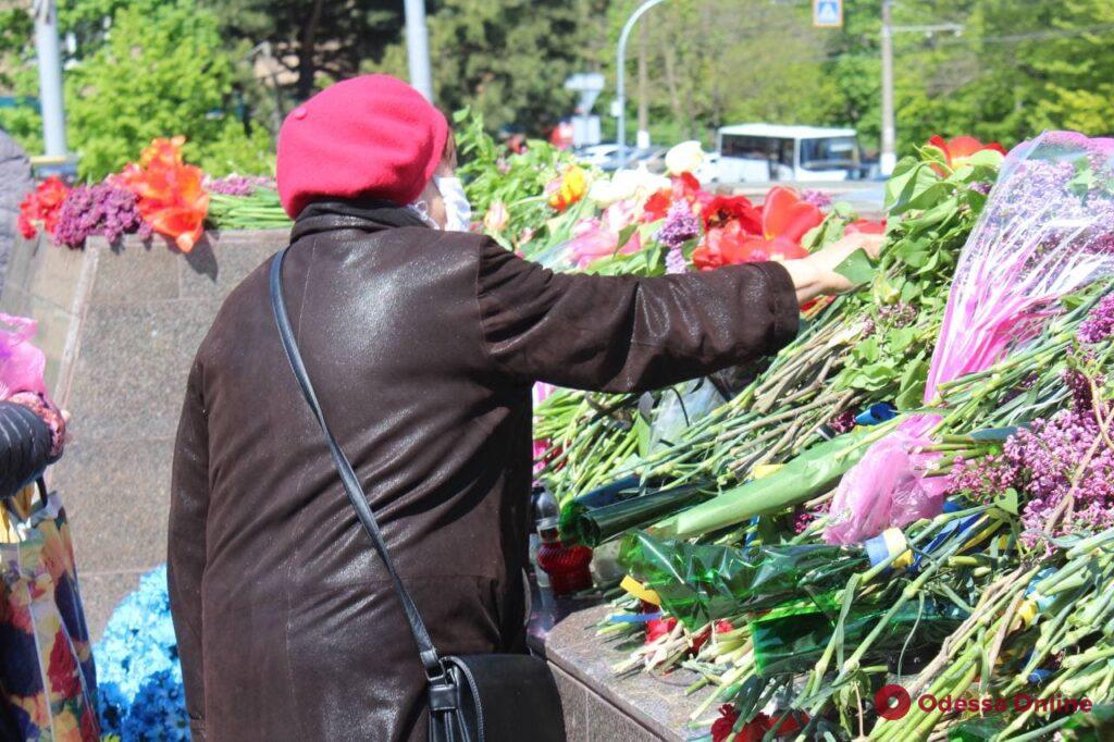 Одесситы возложили цветы к стеле «Крылья Победы» (фото, видео)