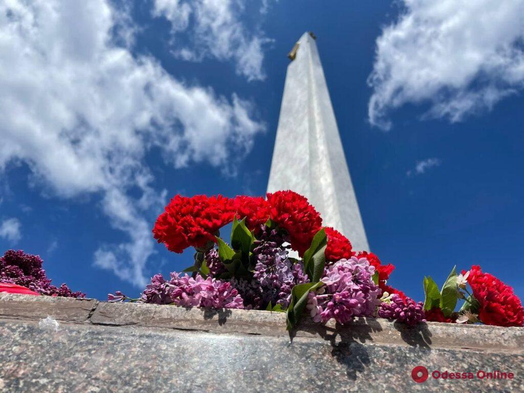 Одесситы возложили цветы к стеле «Крылья Победы» (фото, видео)