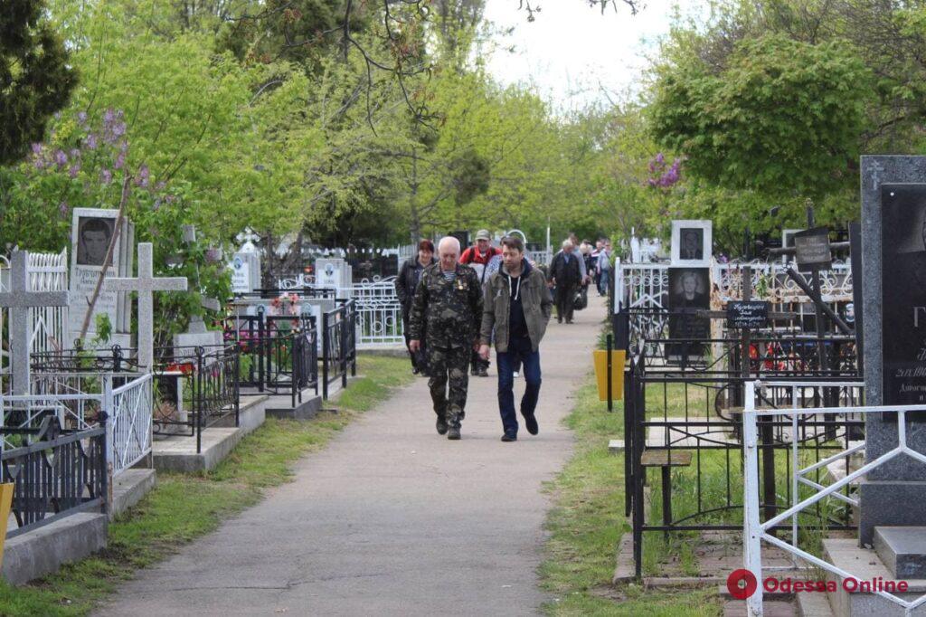 Поминальные дни в Одессе: открытые ворота на кладбище и трапезы у могил (фото)