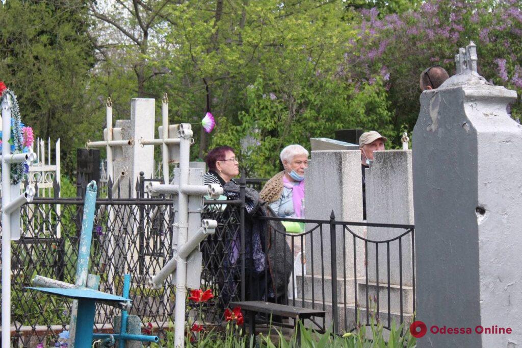Поминальные дни в Одессе: открытые ворота на кладбище и трапезы у могил (фото)