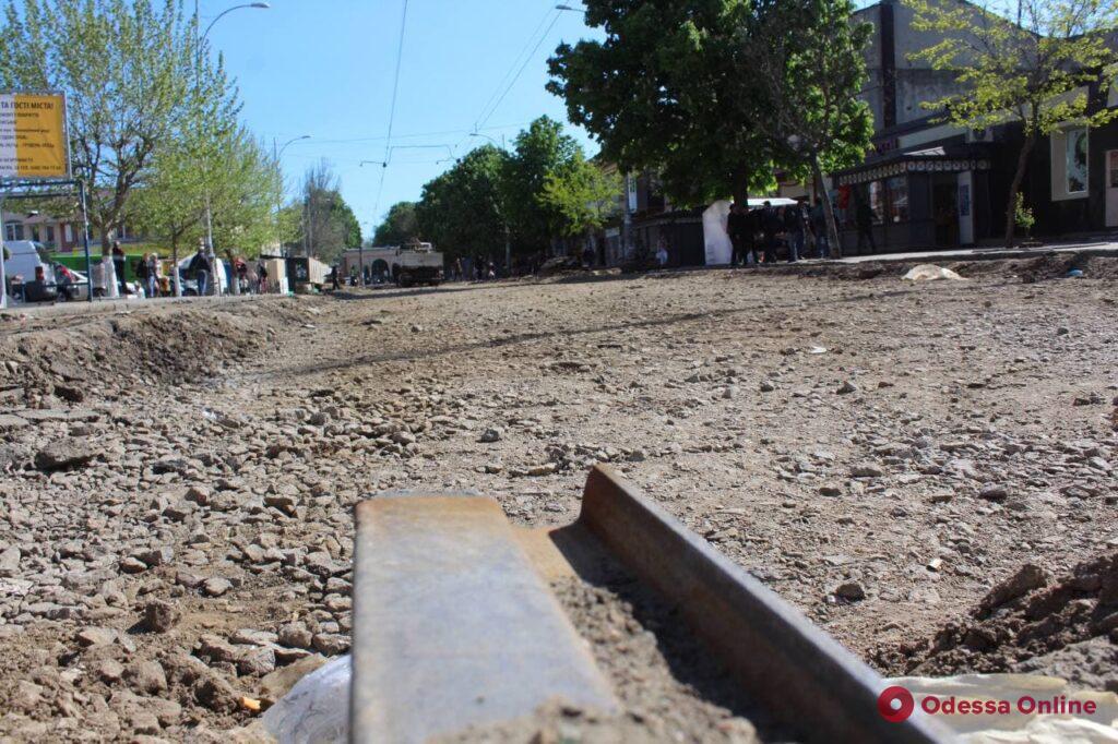 В Одессе продолжается ремонт прилегающих к «Привозу» улиц (фоторепортаж)