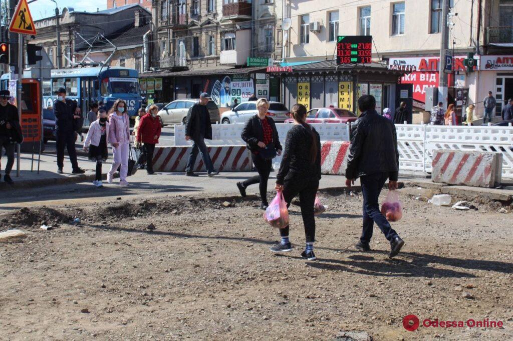 В Одессе продолжается ремонт прилегающих к «Привозу» улиц (фоторепортаж)