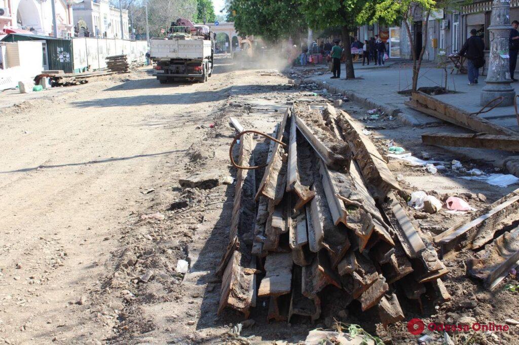 В Одессе продолжается ремонт прилегающих к «Привозу» улиц (фоторепортаж)