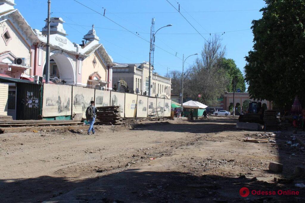 В Одессе продолжается ремонт прилегающих к «Привозу» улиц (фоторепортаж)