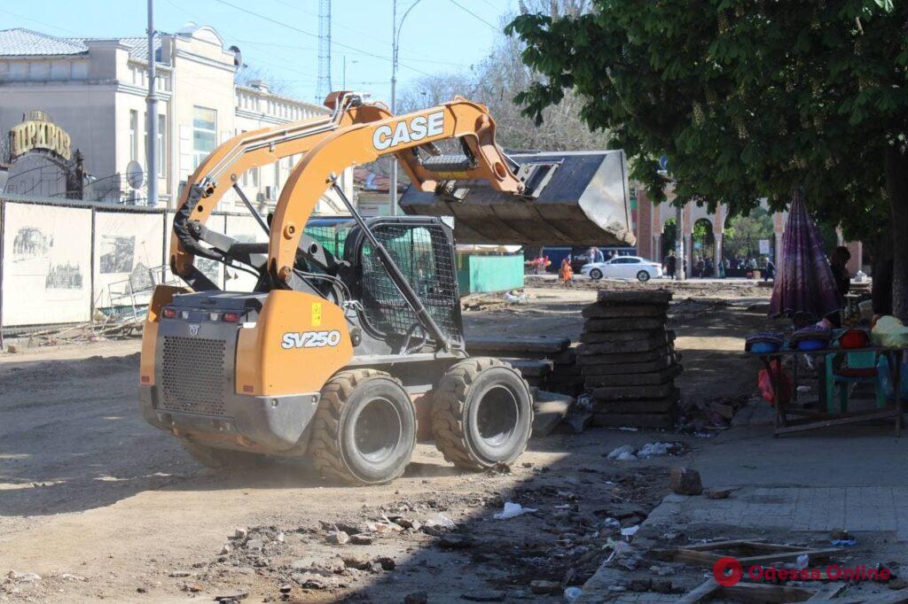 В Одессе продолжается ремонт прилегающих к «Привозу» улиц (фоторепортаж)