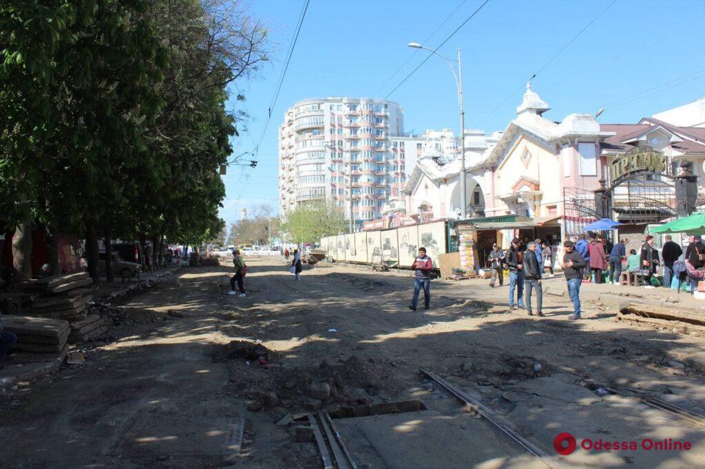 В Одессе продолжается ремонт прилегающих к «Привозу» улиц (фоторепортаж)