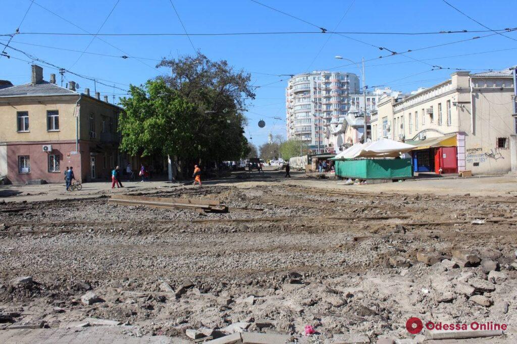 В Одессе продолжается ремонт прилегающих к «Привозу» улиц (фоторепортаж)