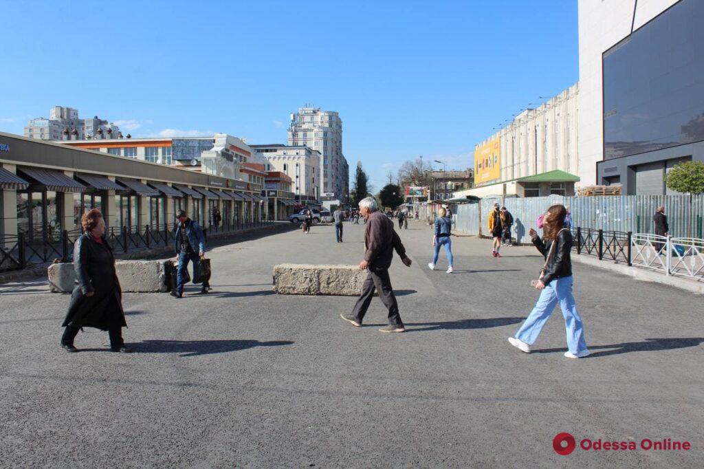 В Одессе продолжается ремонт прилегающих к «Привозу» улиц (фоторепортаж)