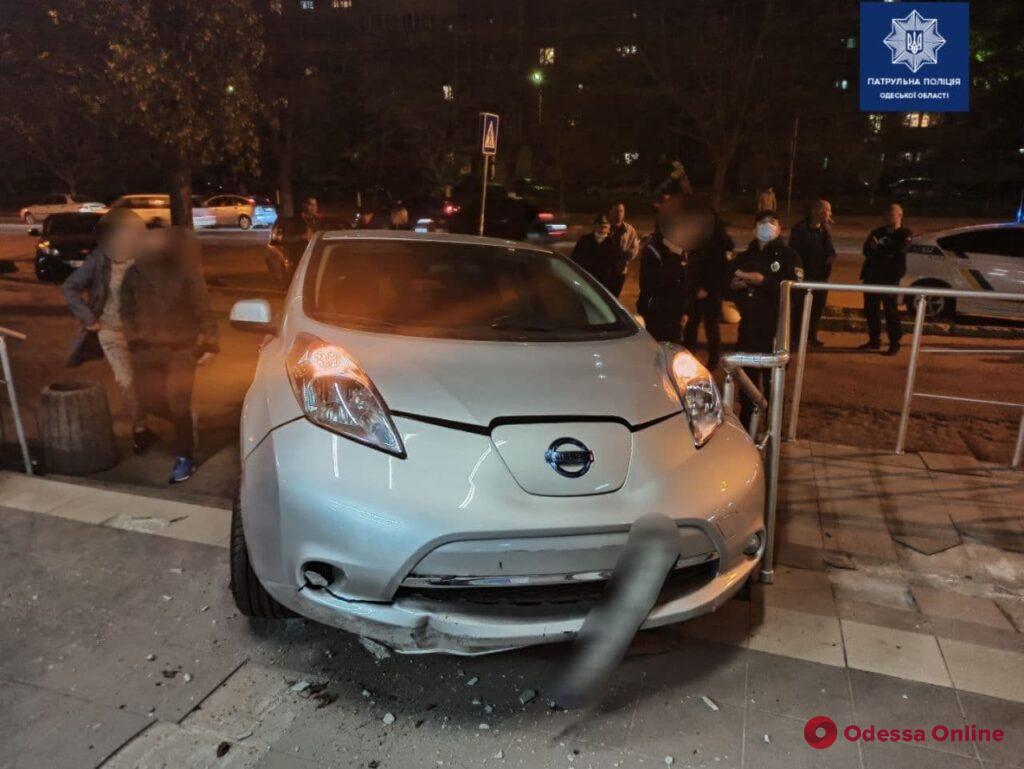 На Таирова Nissan Leaf «взбунтовался» и едва не заехал в супермаркет (фото)