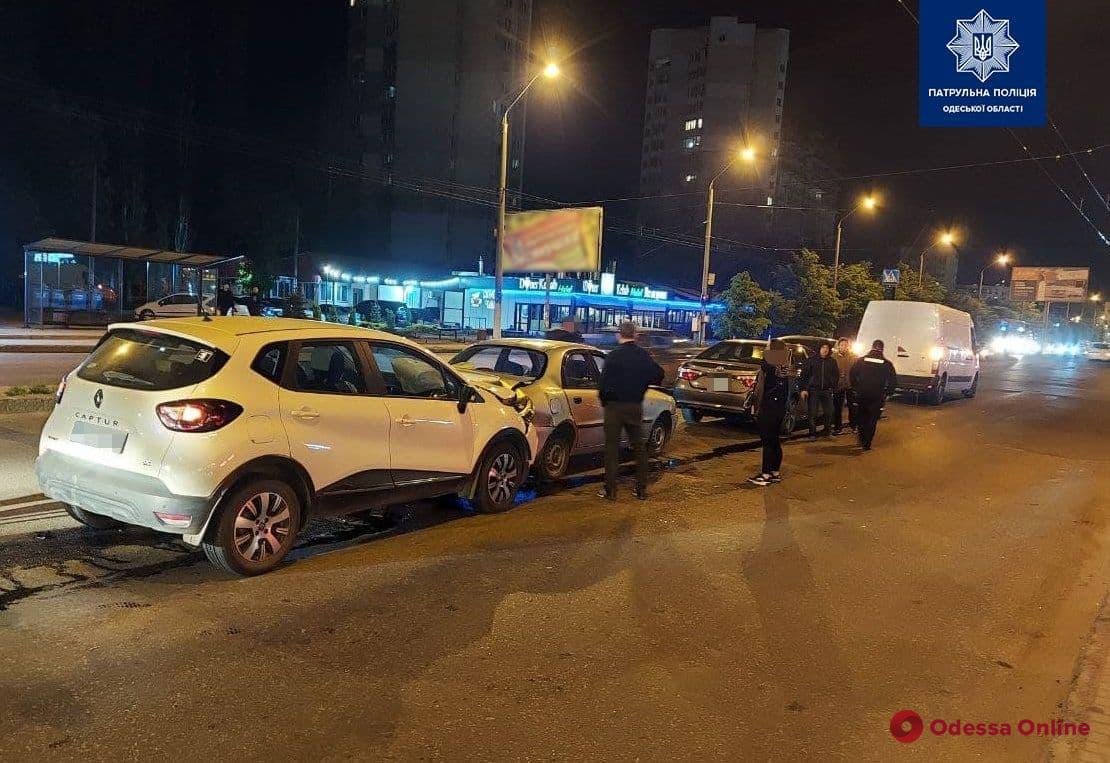 В Одессе на Таирова произошло ДТП с участием пяти автомобилей