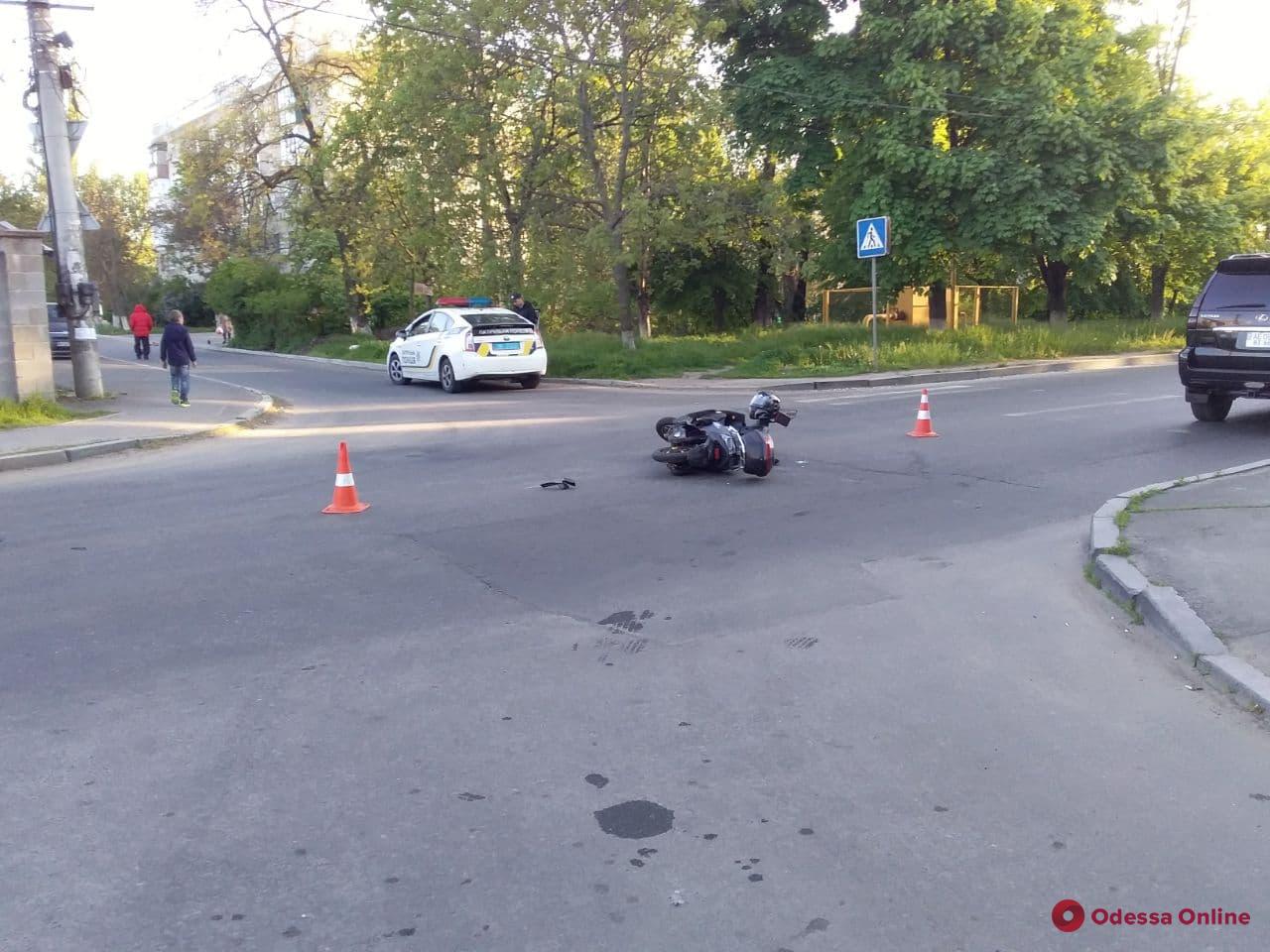 В Одессе BMW сбил мотоциклиста и скрылся с места ДТП (фото)