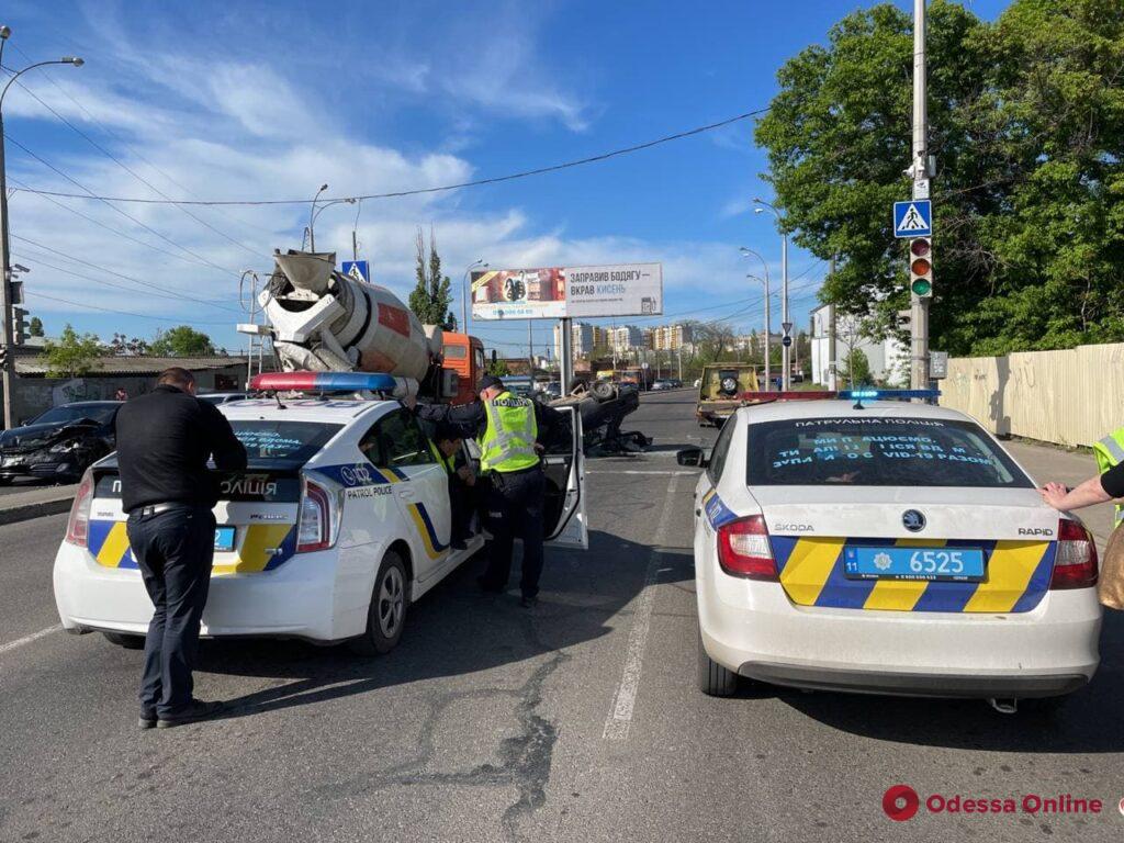 В Одессе в результате ДТП перевернулась машина (фото, обновлено)