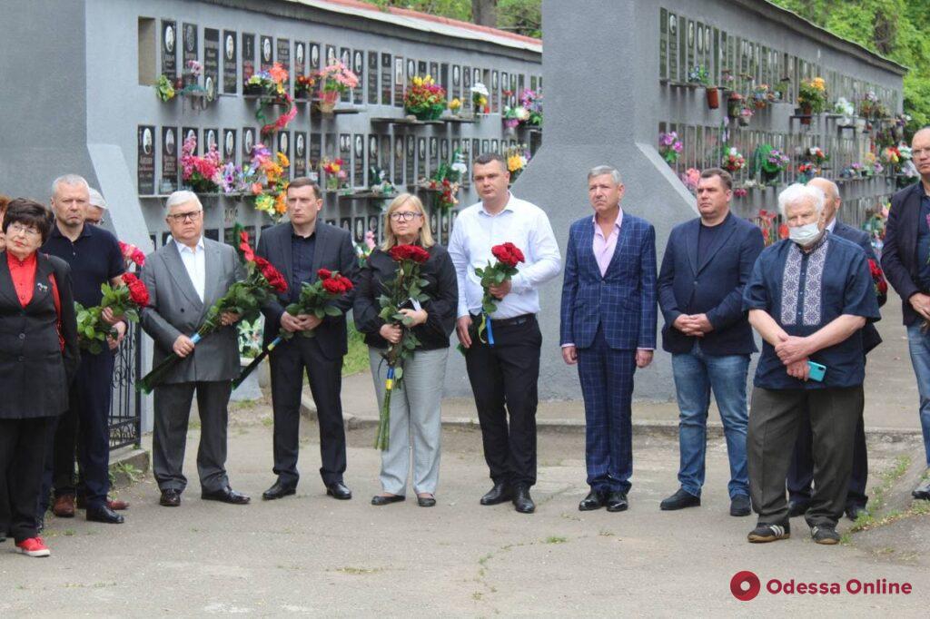 Одесситы возложили цветы к памятной доске и могиле жертв политических репрессий (фото)