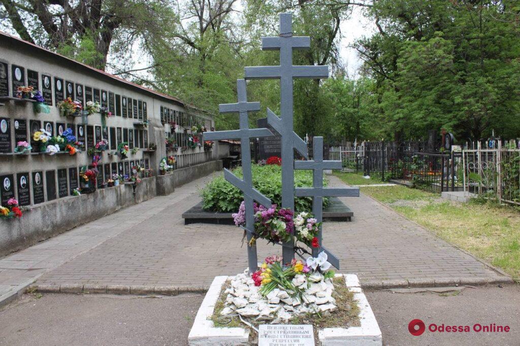 Одесситы возложили цветы к памятной доске и могиле жертв политических репрессий (фото)