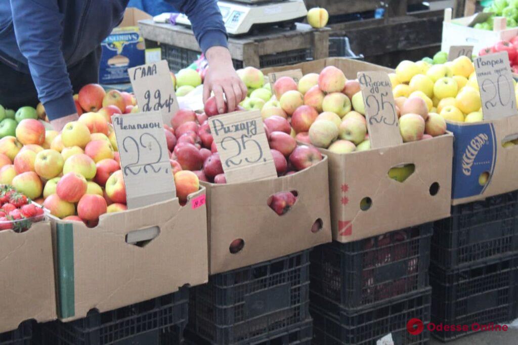 Молодой картофель, яблоки и клубника: воскресные цены на одесском «Привозе»