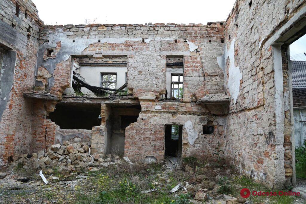 Заросли бурьяна и много мусора: руины сгоревшего Дома культуры в Черноморке (фоторепортаж)