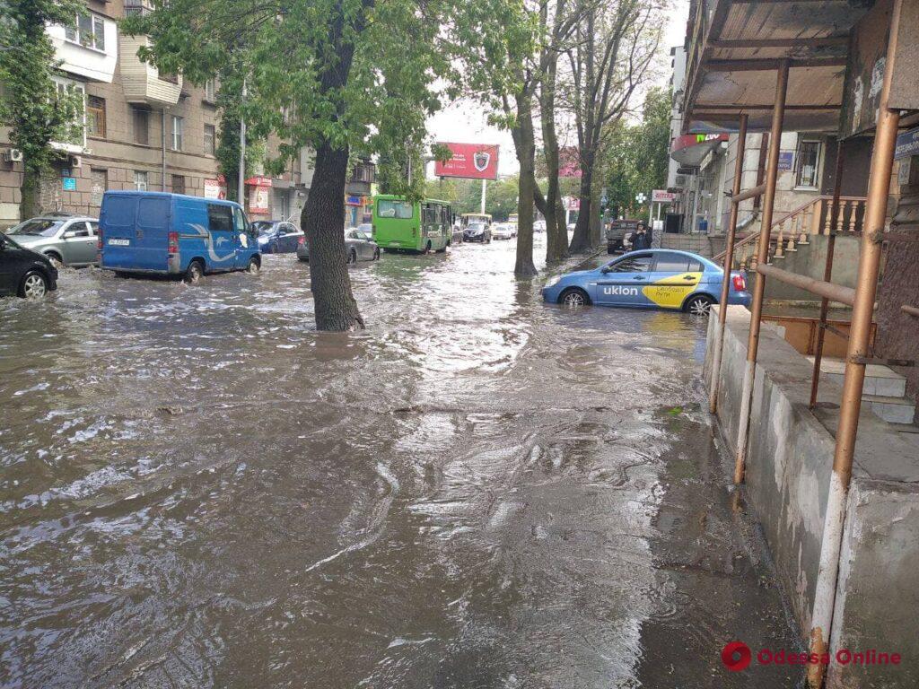 Одесса: из-за ливня затопило улицу Среднефонтанскую (фото, видео)