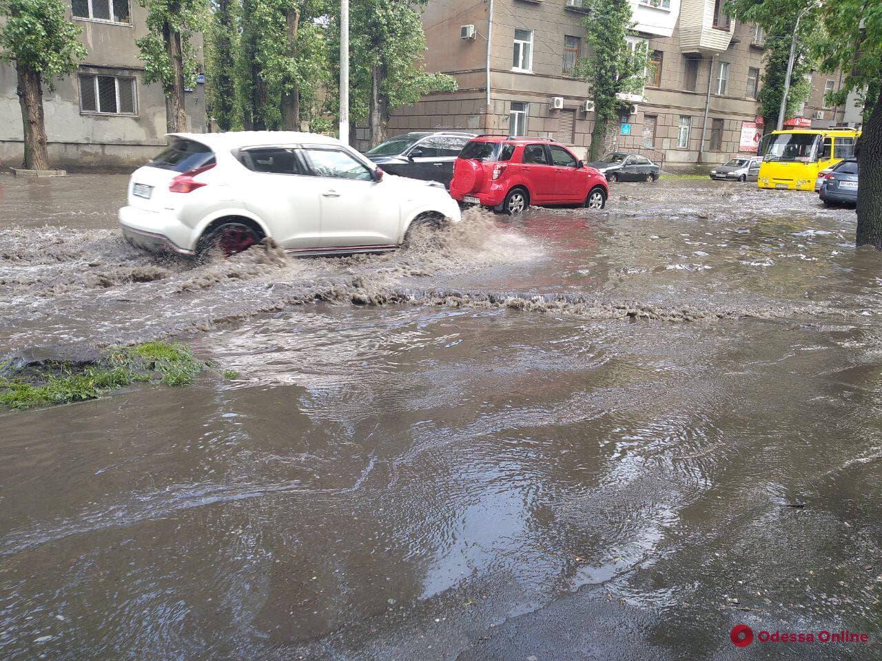 Одесса: из-за ливня затопило улицу Среднефонтанскую (фото, видео)