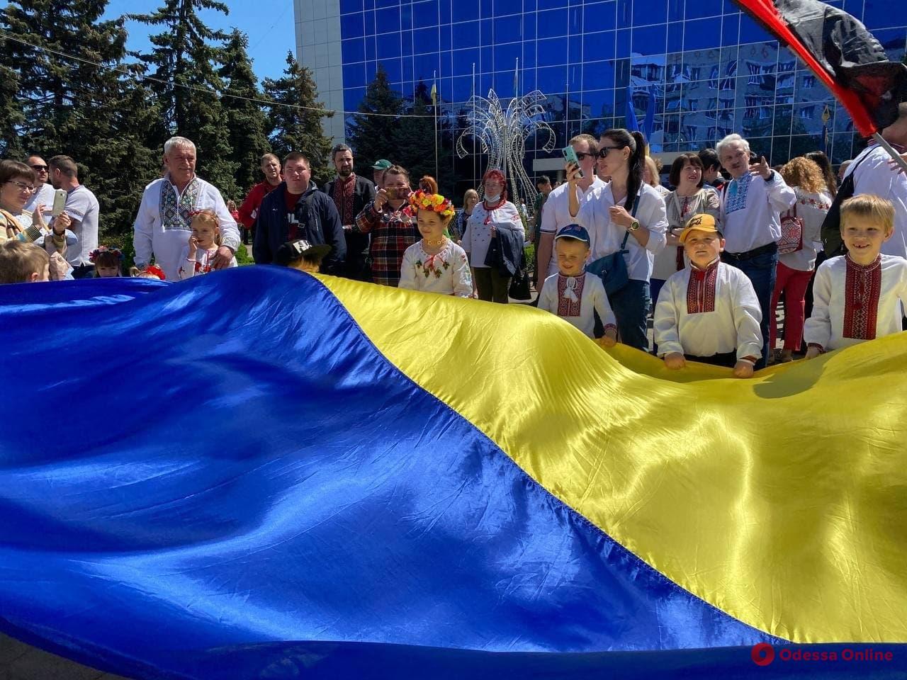 В Черноморске по случаю Дня вышиванки развернули 100-метровый флаг Украины (фото)