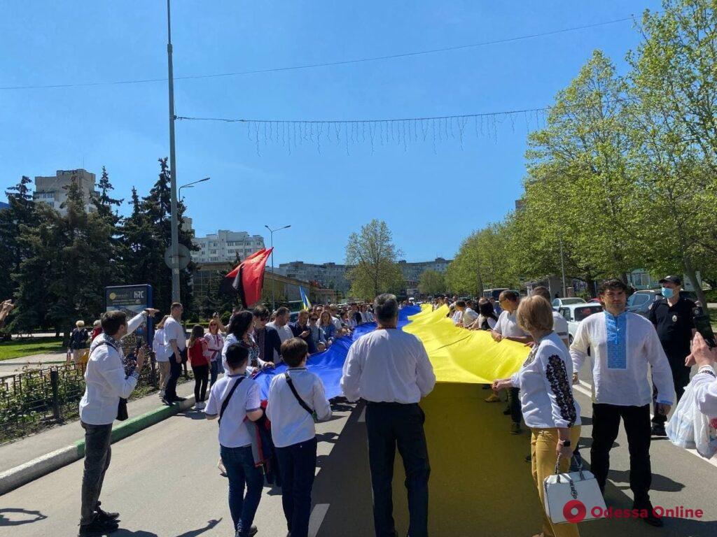 В Черноморске по случаю Дня вышиванки развернули 100-метровый флаг Украины (фото)