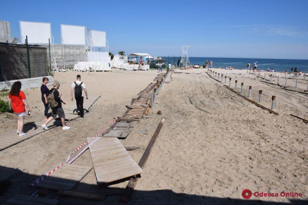 На пляже в Аркадии активисты снесли конструкции для огромного настила (фото, видео)