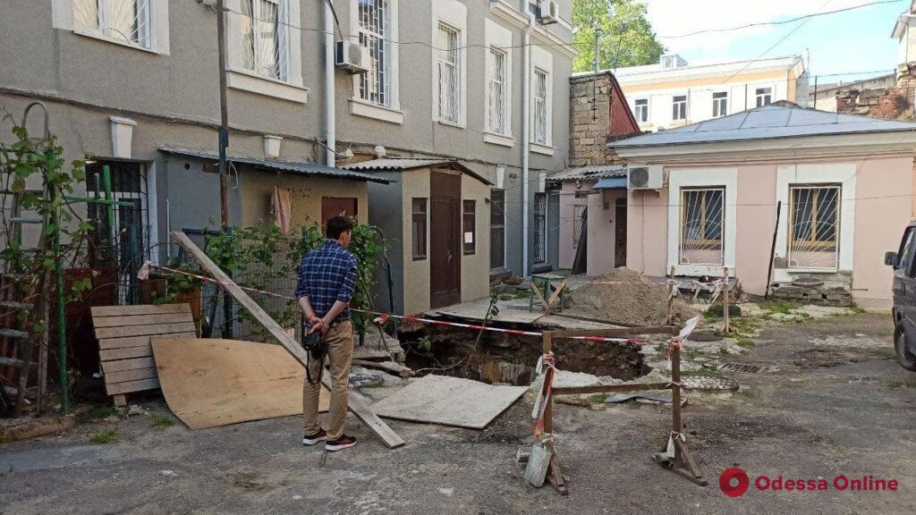 Пятиметровая воронка: в центре Одессы образовался масштабный провал на пороге жилого дома (фото)