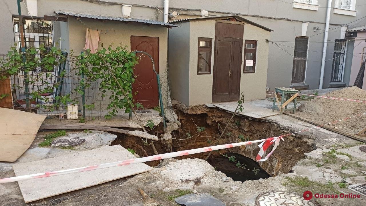 Пятиметровая воронка: в центре Одессы образовался масштабный провал на пороге жилого дома (фото)