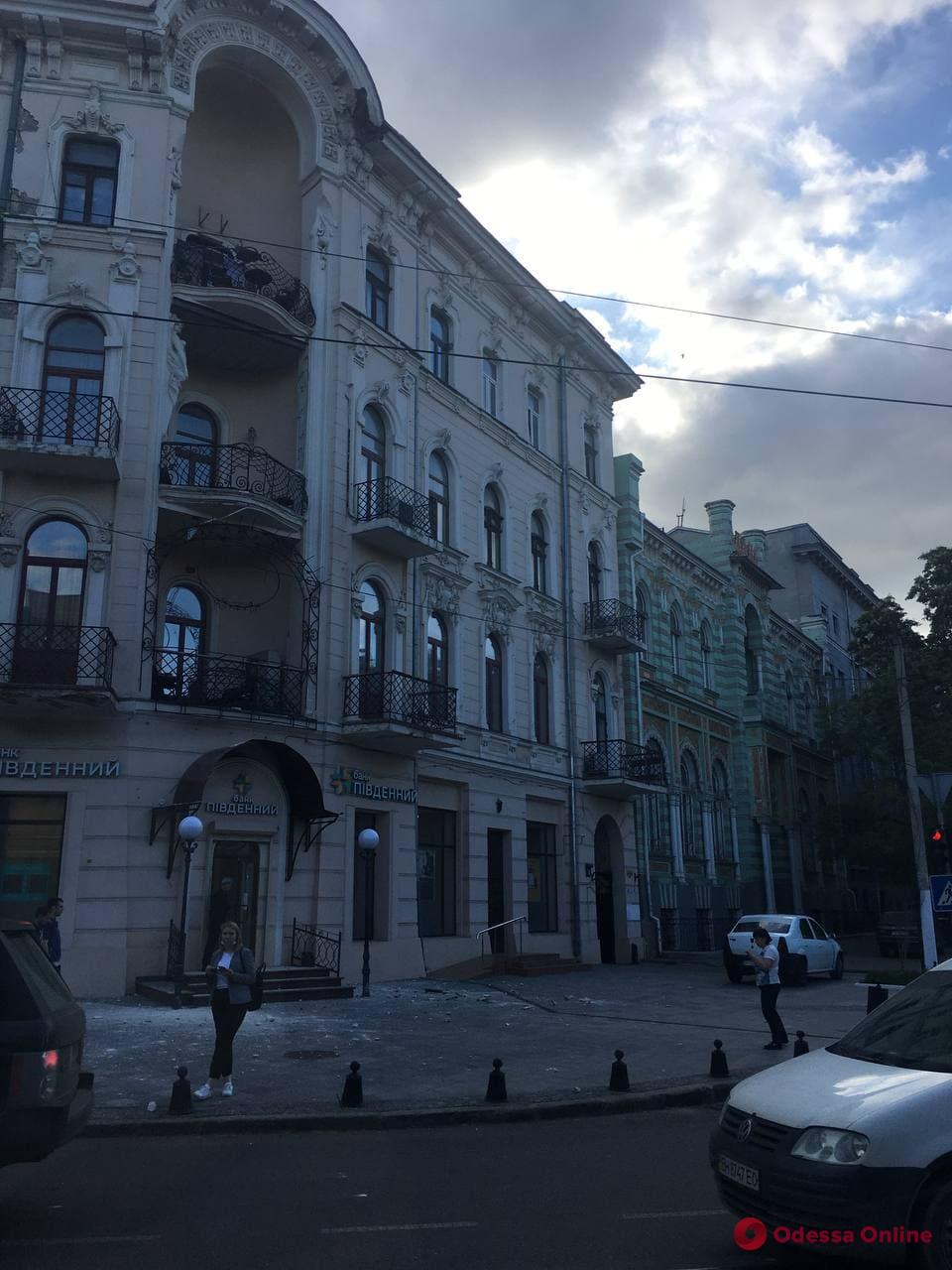 В центре Одессы с доходного дома Инбера упал кусок карниза (фотофакт)
