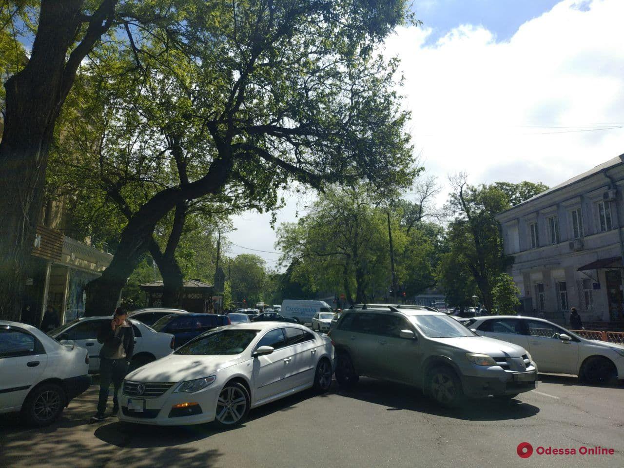 Из-за ДТП на Жуковского автомобилисты вынуждены ехать в объезд (фото)
